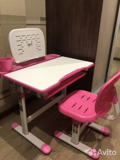 Детский письменный стол и стул