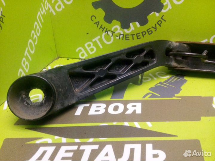 Поводок стеклоочистителя правый Toyota Matrix