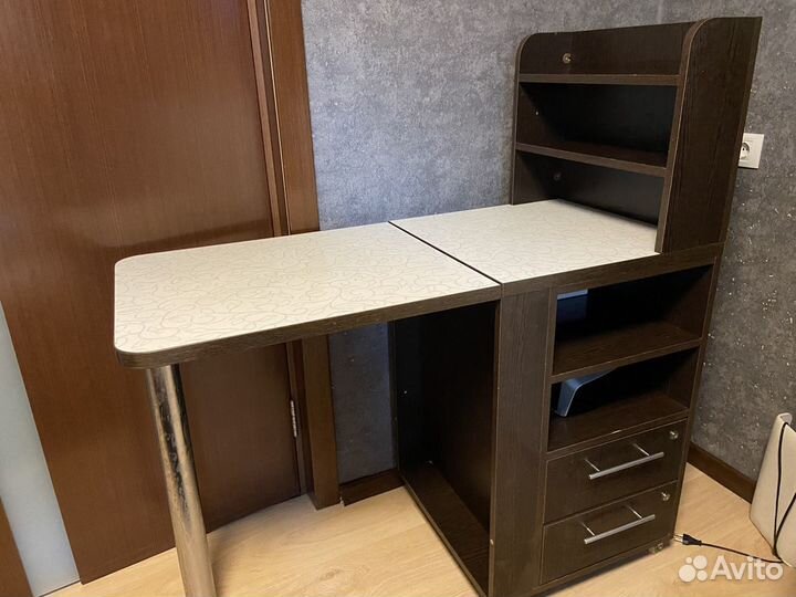 Маникюрный стол