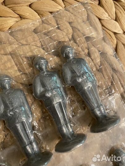 Револьвер детский СССР и оловянные солдатики