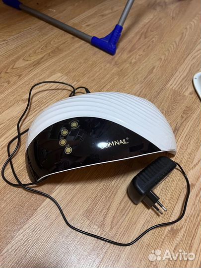 Маникюрный стол и другие принадлежности