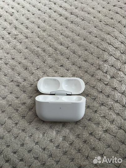 Продам кейс airpods pro и левый наушник Оригинал