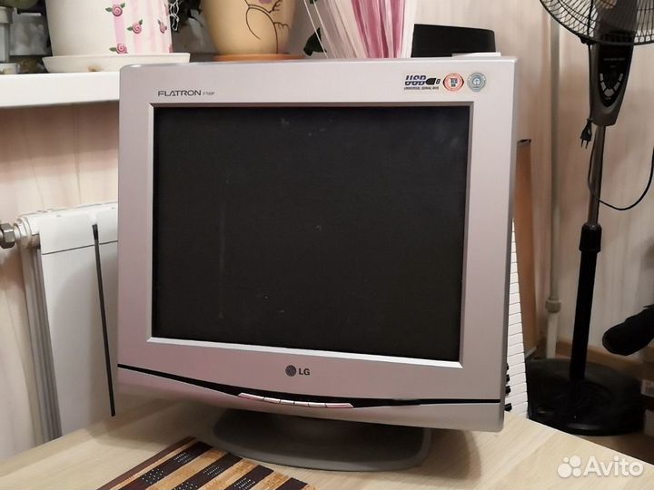 Монитор LG f700p