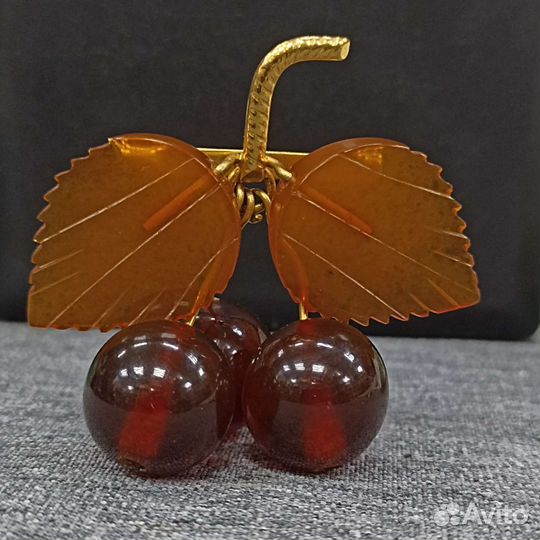 Брошь из натурального янтаря «Вишенки» (сзр)