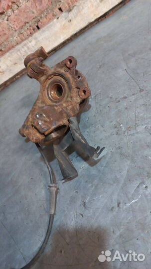 Кулак передний правый Citroen Xsara 1999