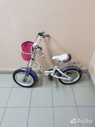 Детский велосипед с дополнительными колесами