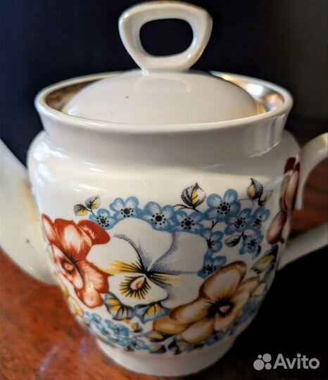 Чайник и сахарница