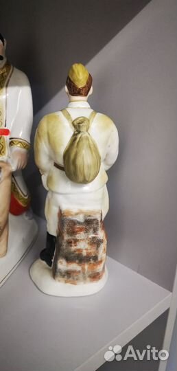 Солдат с девочкой статуэтка фарфоровая СССР