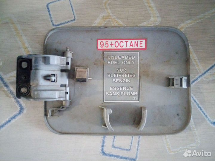 Крышка бензобака Мицубиси Легнум правый руль