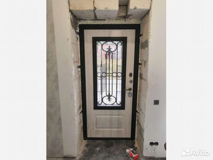 Стальная дверь Аляска с окном и лазерной резкой