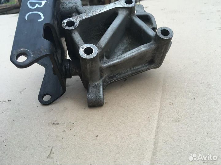 Кронштейн двигателя правый Митсубиси Галант 8