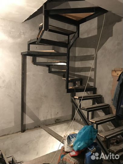 Каркас из метала Г-образной Лестницы на Дачу