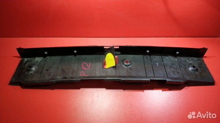 Накладка замка багажника задняя Nissan Primera P12