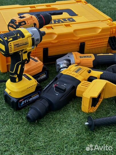 Набор аккумуляторных инструментов 4 в 1 DeWalt