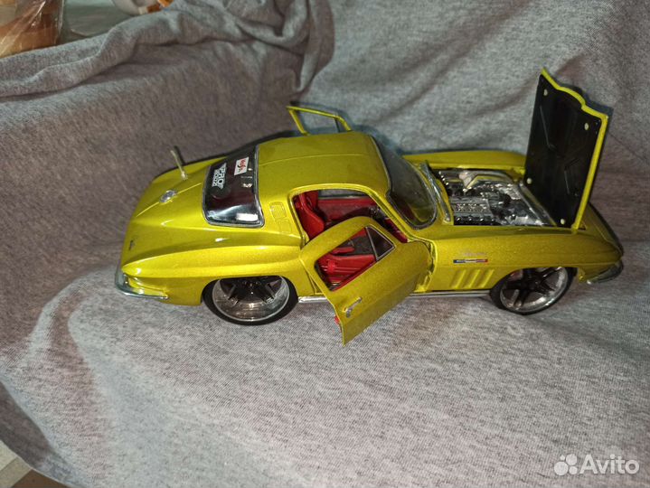 Моделька Chevrolet Corvette 1965 scale 1/18
