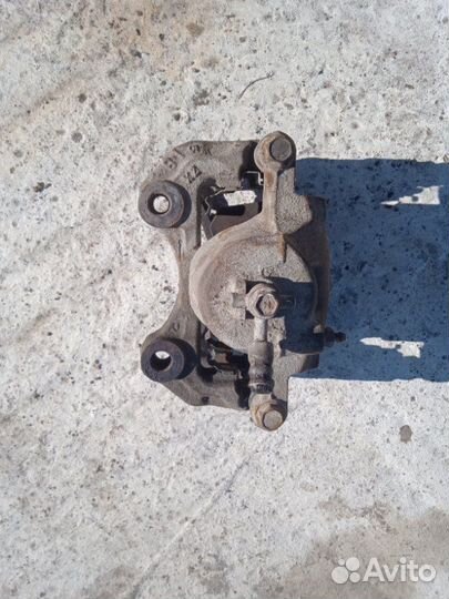 Суппорт тормозной передний правый Nissan Cefiro