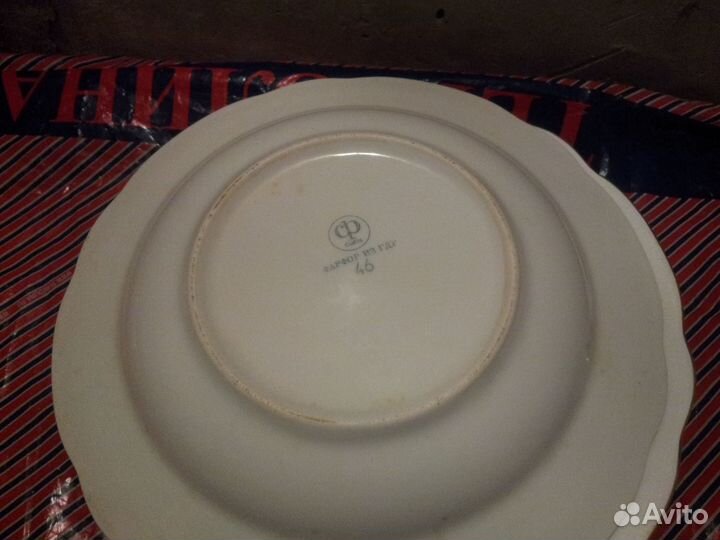 Тарелки и другая кухонная утварь