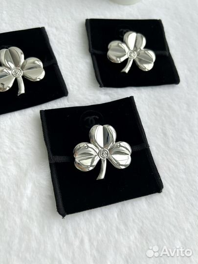 Брошь Chanel клевер