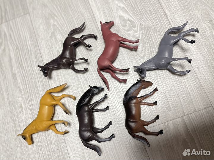 Лошади игрушечные