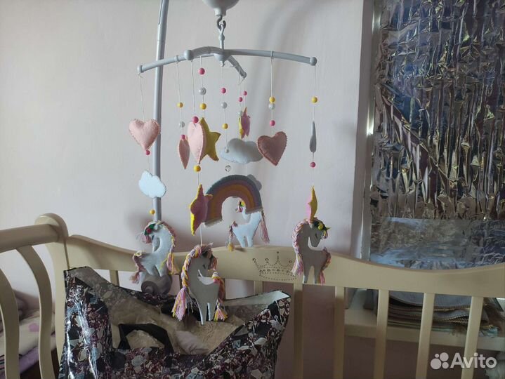 Детская кроватка с маятником и ящиком