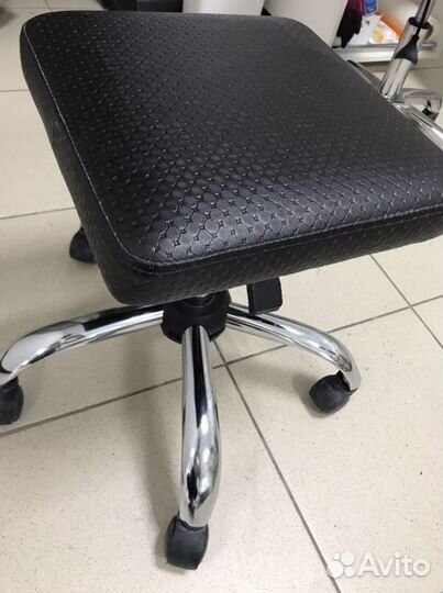 Стул на колесиках для мастера