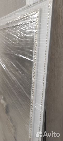 Зеркало в багетной раме белое с серебром