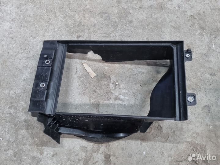 Дефлектор радиатора правый Toyota Land Cruiser 300