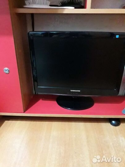 Продаётся компьютерный стол и компьютерный столик