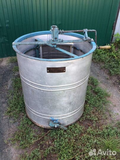 Медогонка 2х рамочная б/у, состояние хорошее