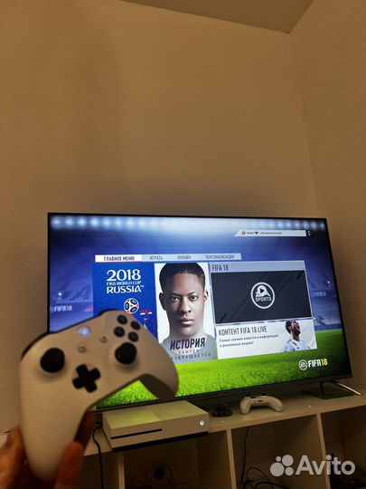 Xbox one s 1tb с двумя геймпадами