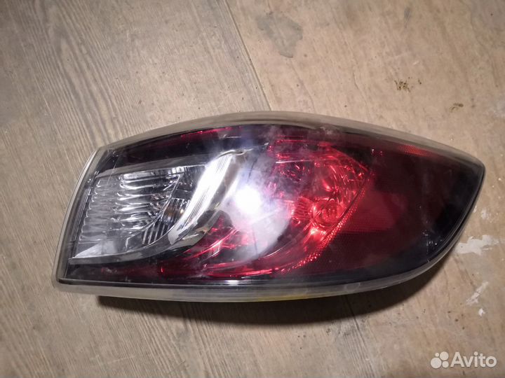 Фонарь задний правый mazda 3 2011г