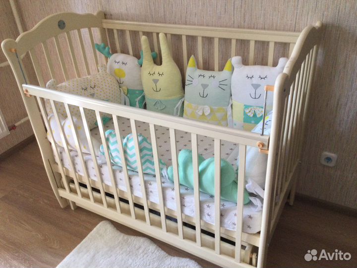 Кровать детская с маятником