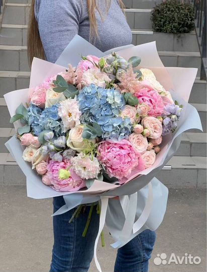 Букеты с розами, гортензиями и зеленью. Доставка