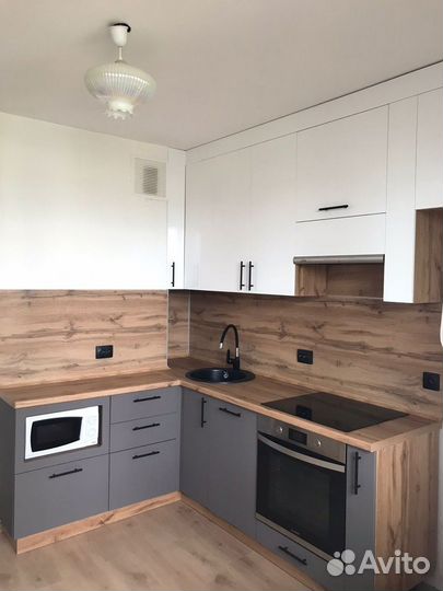 Небольшая угловая кухня