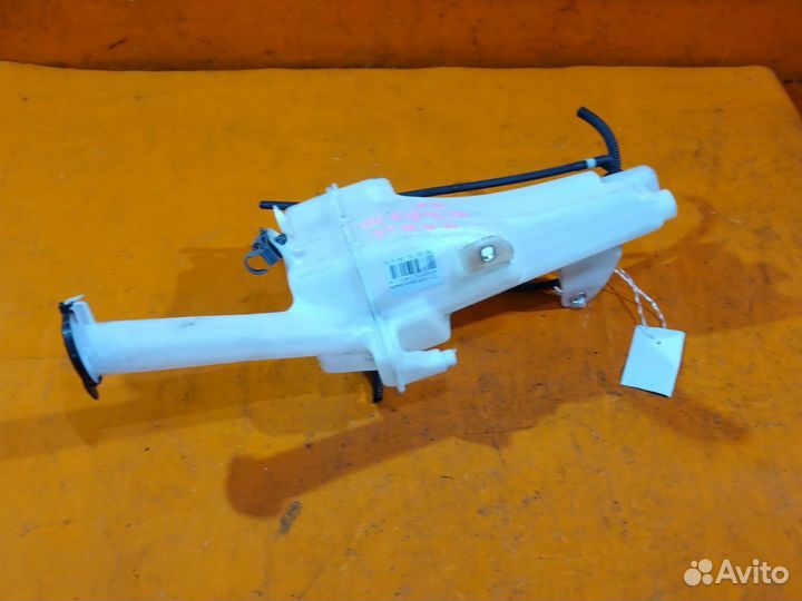 Бачок омывателя Toyota Yaris KSP210