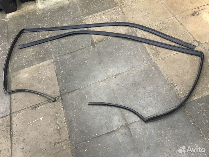 Уплотнитель двери Chevrolet Tahoe III 06-14