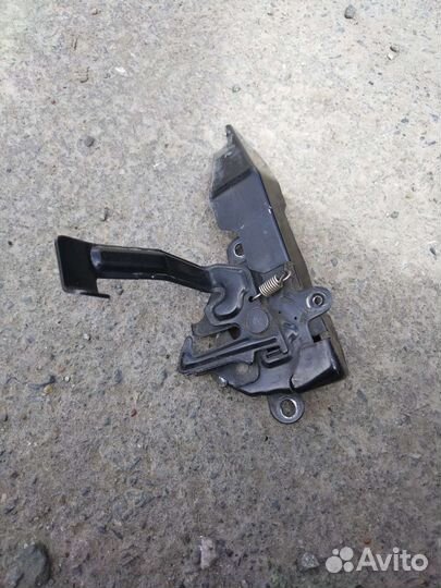 Замок капота Toyota Hilux 8