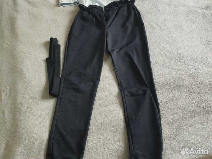 Брюки темно -синего цвета