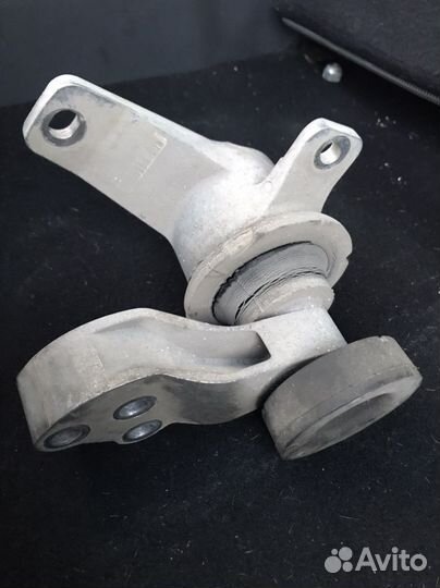 Подушка двигателя правая colt z30