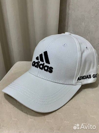 В продаже бейсболки Adidas черные, белые