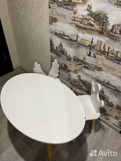 Детский столик и 2 стульчика