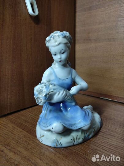 Статуэтка Девочка с букетом, СССР