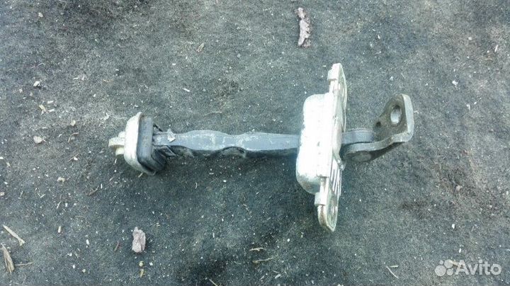 Ограничитель двери передний правый Kia Spectra