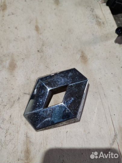 Эмблема Renault Logan