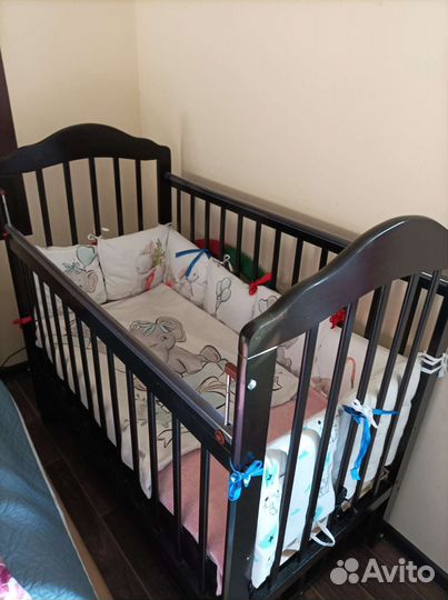 Детская кроватка с поперечным маятником