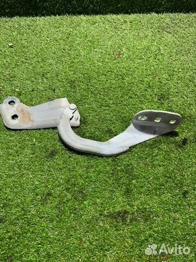 Петля капота левая Ford Focus 3