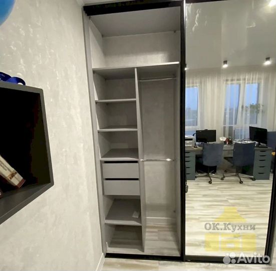 Зеркальный шкаф