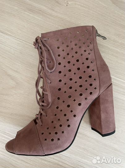 Босоножки новые