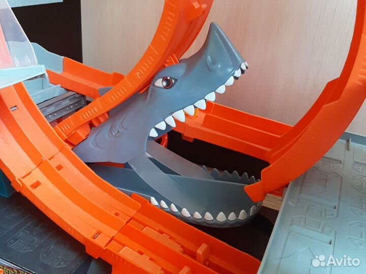 В доставке Трек хот вилс акула