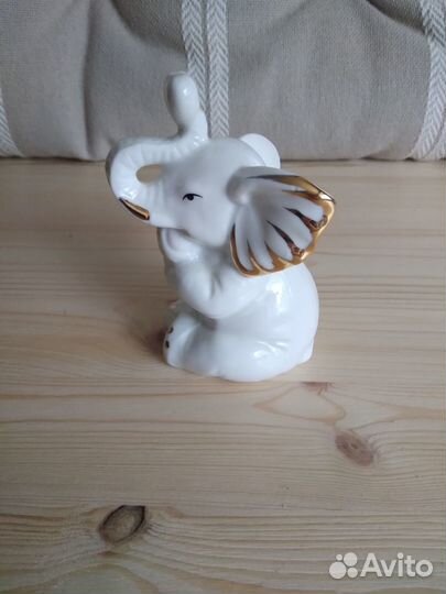 Фарфоровая статуэтка слоник